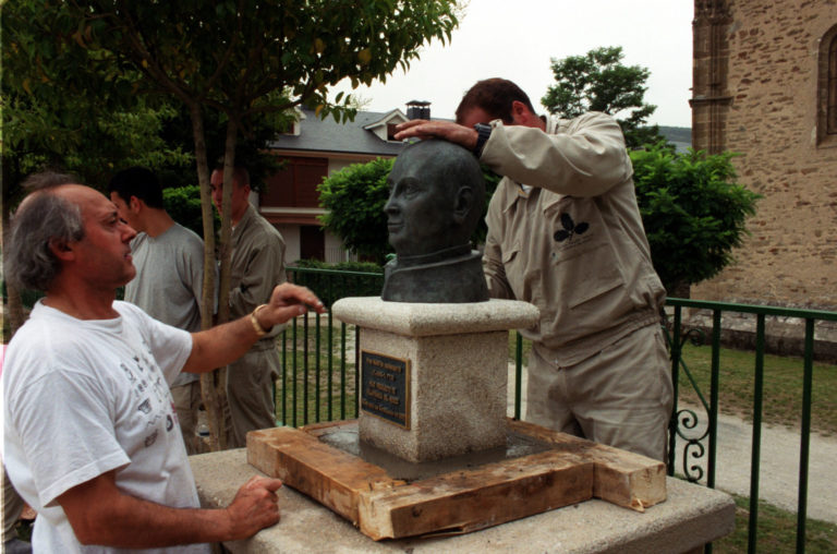 Arturo Nogueira instalando el busto de Sarmiento