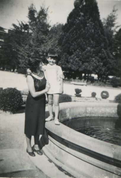 Con mamá en la fuente del parque