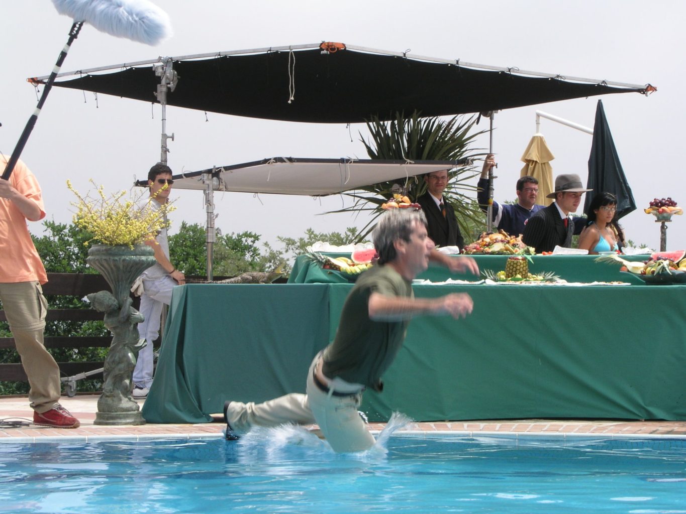 Óscar cae á piscina